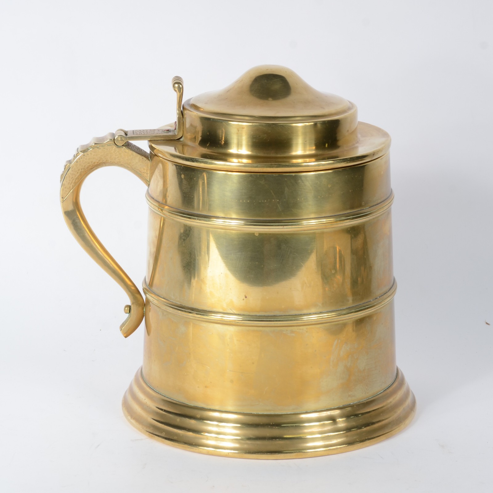 Tres peças diversas de metal dourado, sendo: grande tankard, bandeja... - foto 4 de 11