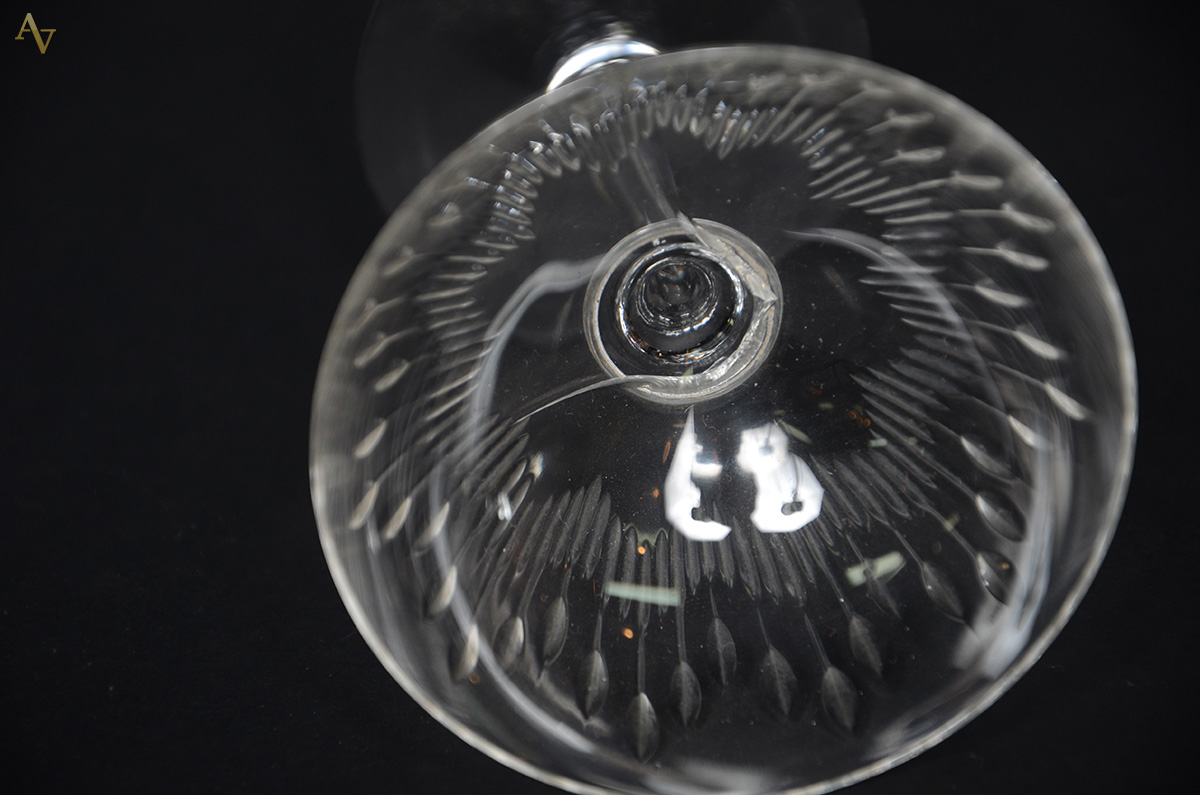Serviço de cristal lapidado, sendo: 12 cálices para vinho tinto, 10... - foto 2 de 2