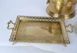 Tres peças diversas de metal dourado, sendo: gr... - Tres peças diversas de metal dourado, sendo: grande tankard, bandeja e bowl.