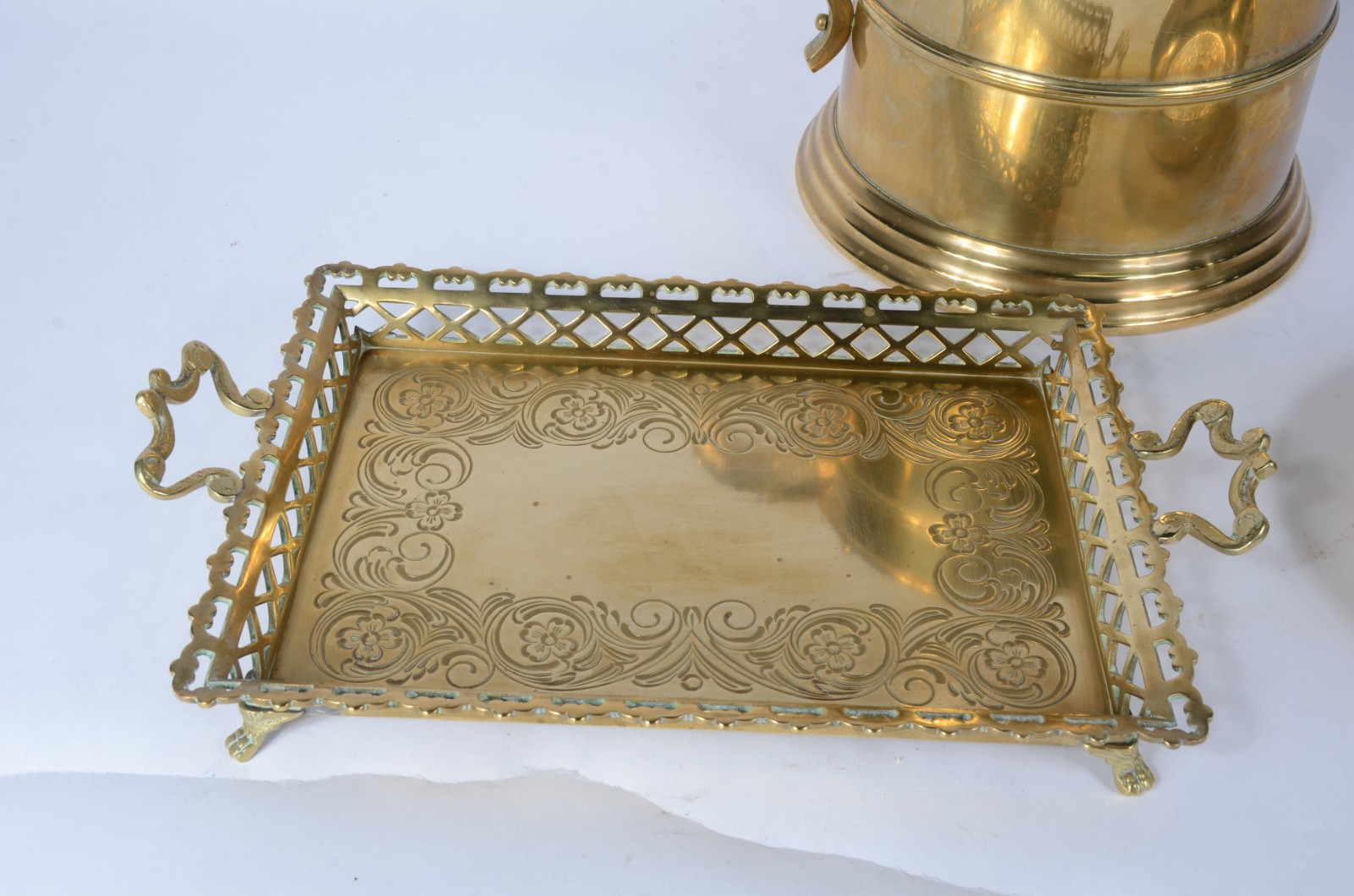Tres peças diversas de metal dourado, sendo: grande tankard, bandeja... - foto 5 de 11