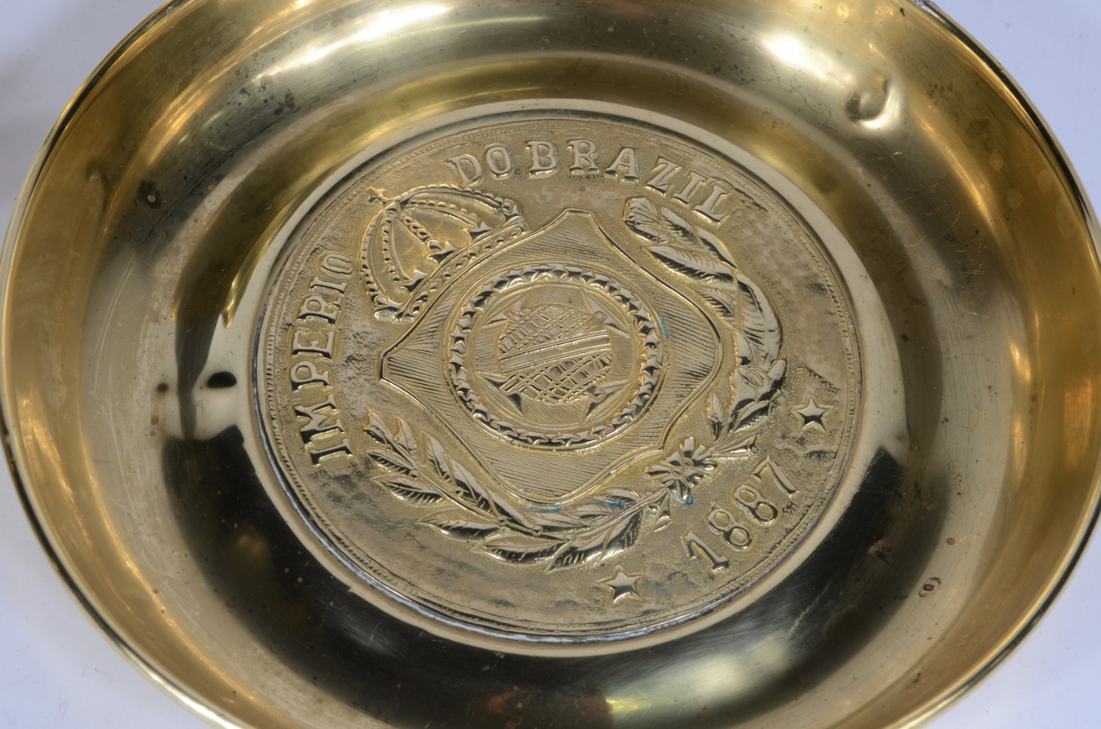 Tres peças diversas de metal dourado, sendo: grande tankard, bandeja... - foto 6 de 11