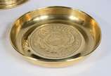 Tres peças diversas de metal dourado, sendo: gr... - Tres peças diversas de metal dourado, sendo: grande tankard, bandeja e bowl.
