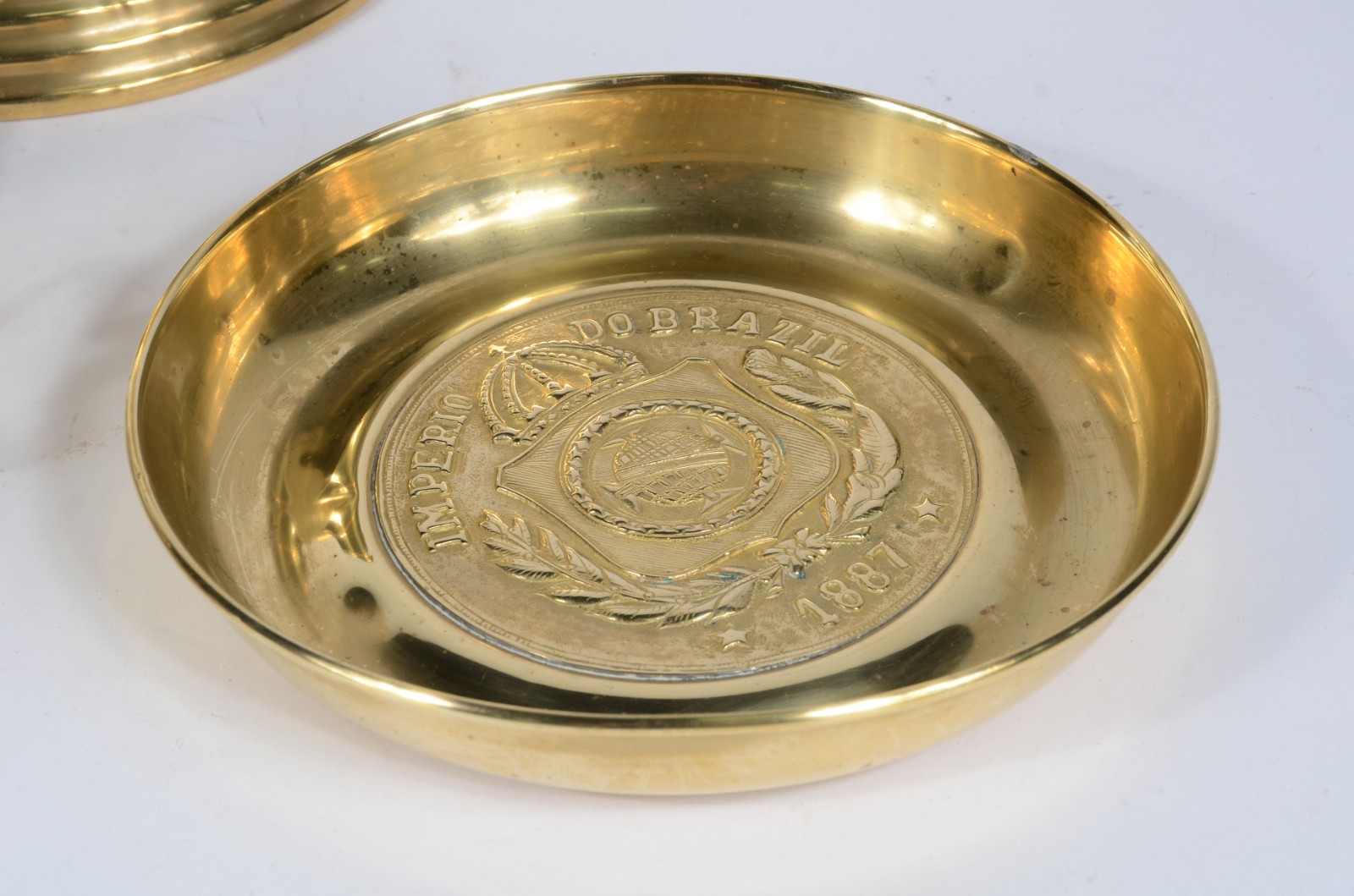 Tres peças diversas de metal dourado, sendo: grande tankard, bandeja... - foto 7 de 11