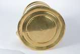 Tres peças diversas de metal dourado, sendo: gr... - Tres peças diversas de metal dourado, sendo: grande tankard, bandeja e bowl.