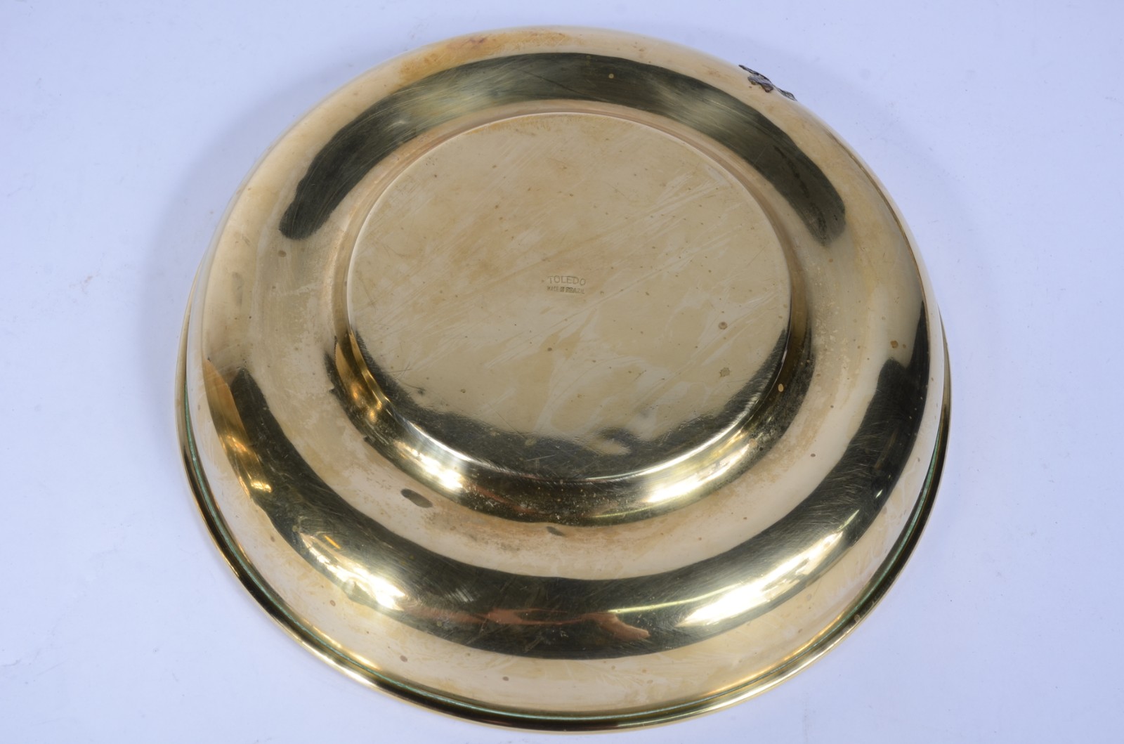 Tres peças diversas de metal dourado, sendo: grande tankard, bandeja... - foto 9 de 11
