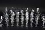Serviço de cristal com detalhes facetados, comp... - Serviço de cristal com detalhes facetados, composto de: 7 taças para água, 4 para vinho tinto, 9 para champagne, 10 para vinho branco e 12 para ...