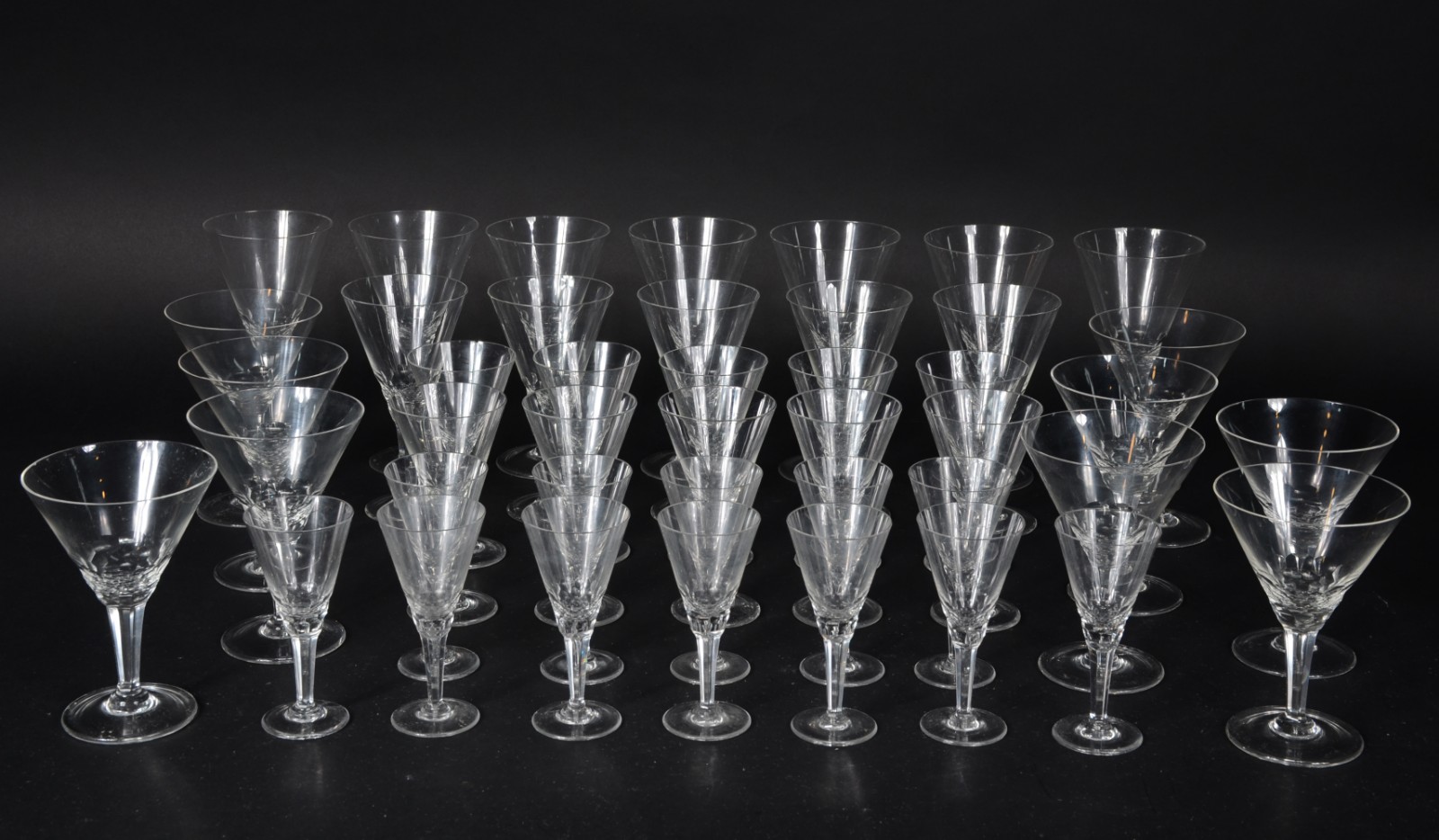 Serviço de cristal com detalhes facetados, composto de: 7 taças para... - foto 1 de 6
