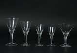 Serviço de cristal com detalhes facetados, comp... - Serviço de cristal com detalhes facetados, composto de: 7 taças para água, 4 para vinho tinto, 9 para champagne, 10 para vinho branco e 12 para ...