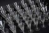 Serviço de cristal com detalhes facetados, comp... - Serviço de cristal com detalhes facetados, composto de: 7 taças para água, 4 para vinho tinto, 9 para champagne, 10 para vinho branco e 12 para ...