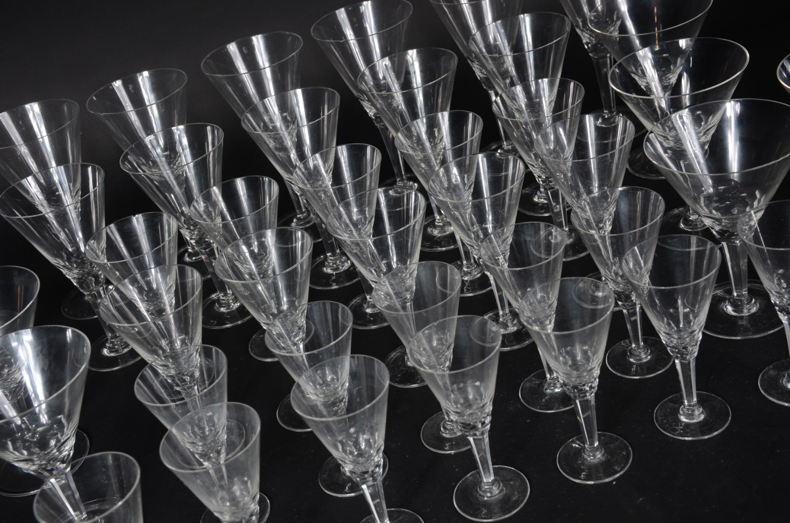 Serviço de cristal com detalhes facetados, composto de: 7 taças para... - foto 3 de 6
