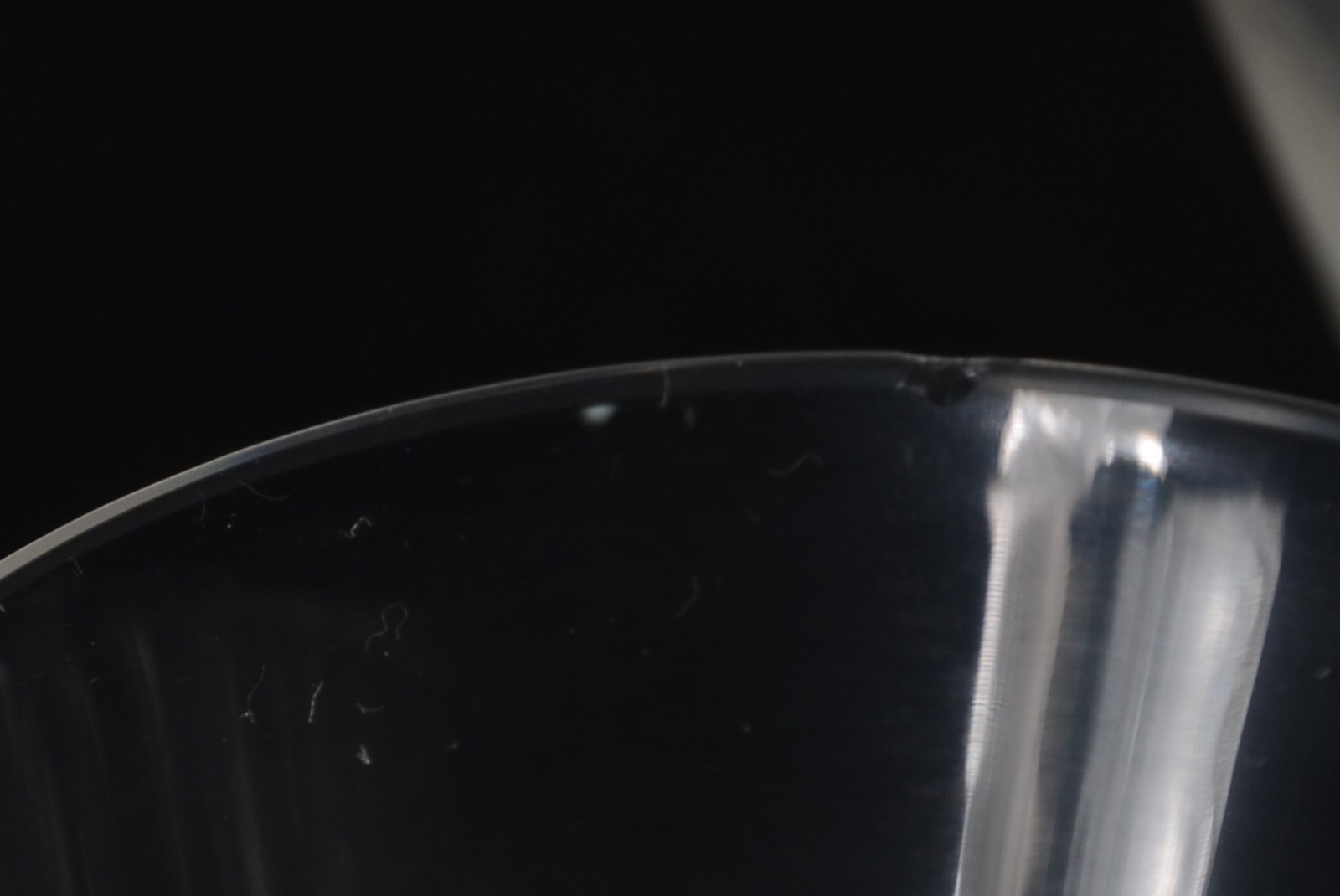 Serviço de cristal com detalhes facetados, composto de: 7 taças para... - foto 6 de 6