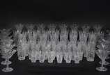 Serviço de cristal tcheco lapidado, composto de... - Serviço de cristal tcheco lapidado, composto de: 6 copos para long drink, 12 copos longos para água, 12 taças para champagne, 8 para vinho, 17 c...
