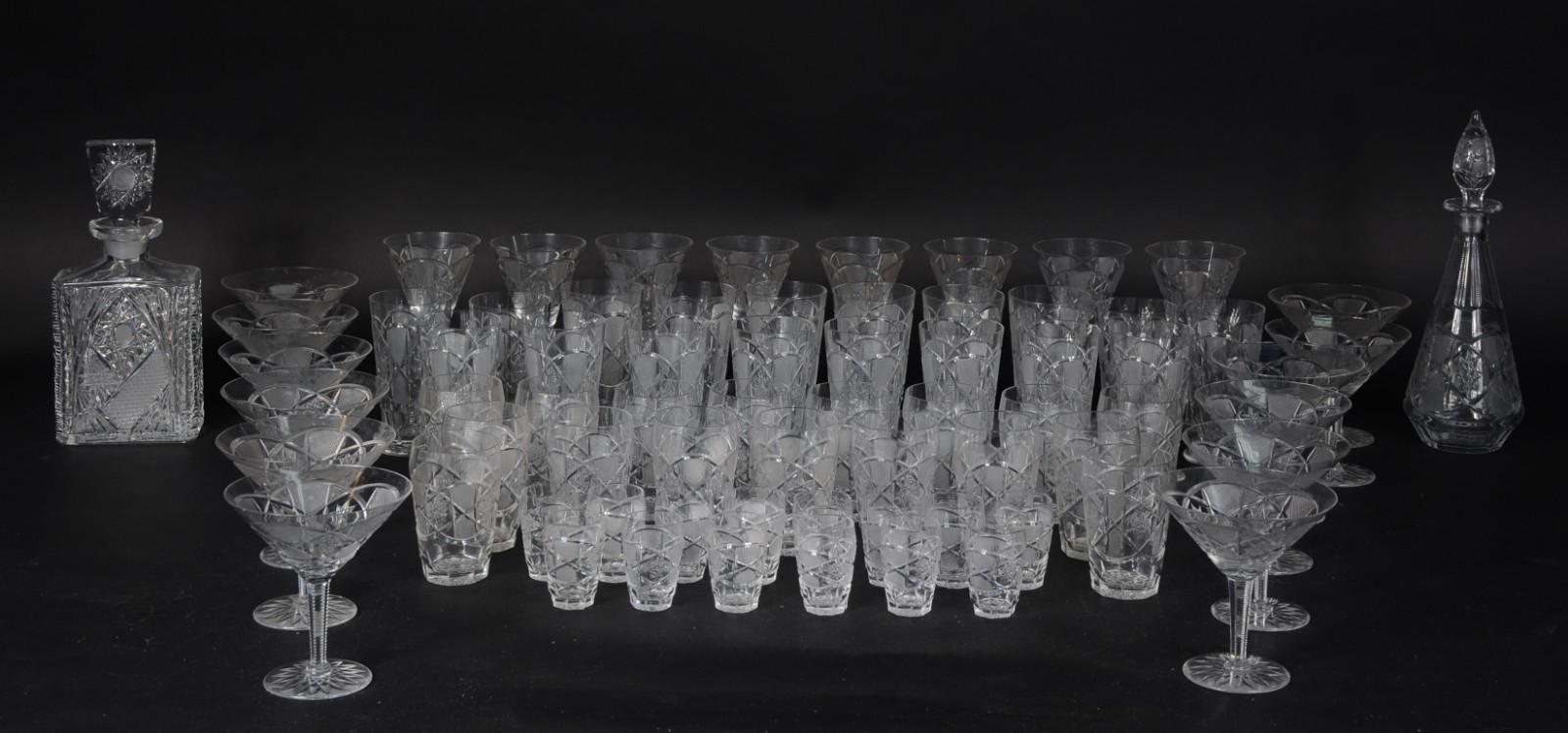 Serviço de cristal tcheco lapidado, composto de: 6 copos para long... - foto 1 de 9