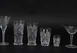 Serviço de cristal tcheco lapidado, composto de... - Serviço de cristal tcheco lapidado, composto de: 6 copos para long drink, 12 copos longos para água, 12 taças para champagne, 8 para vinho, 17 c...