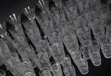 Serviço de cristal tcheco lapidado, composto de... - Serviço de cristal tcheco lapidado, composto de: 6 copos para long drink, 12 copos longos para água, 12 taças para champagne, 8 para vinho, 17 c...