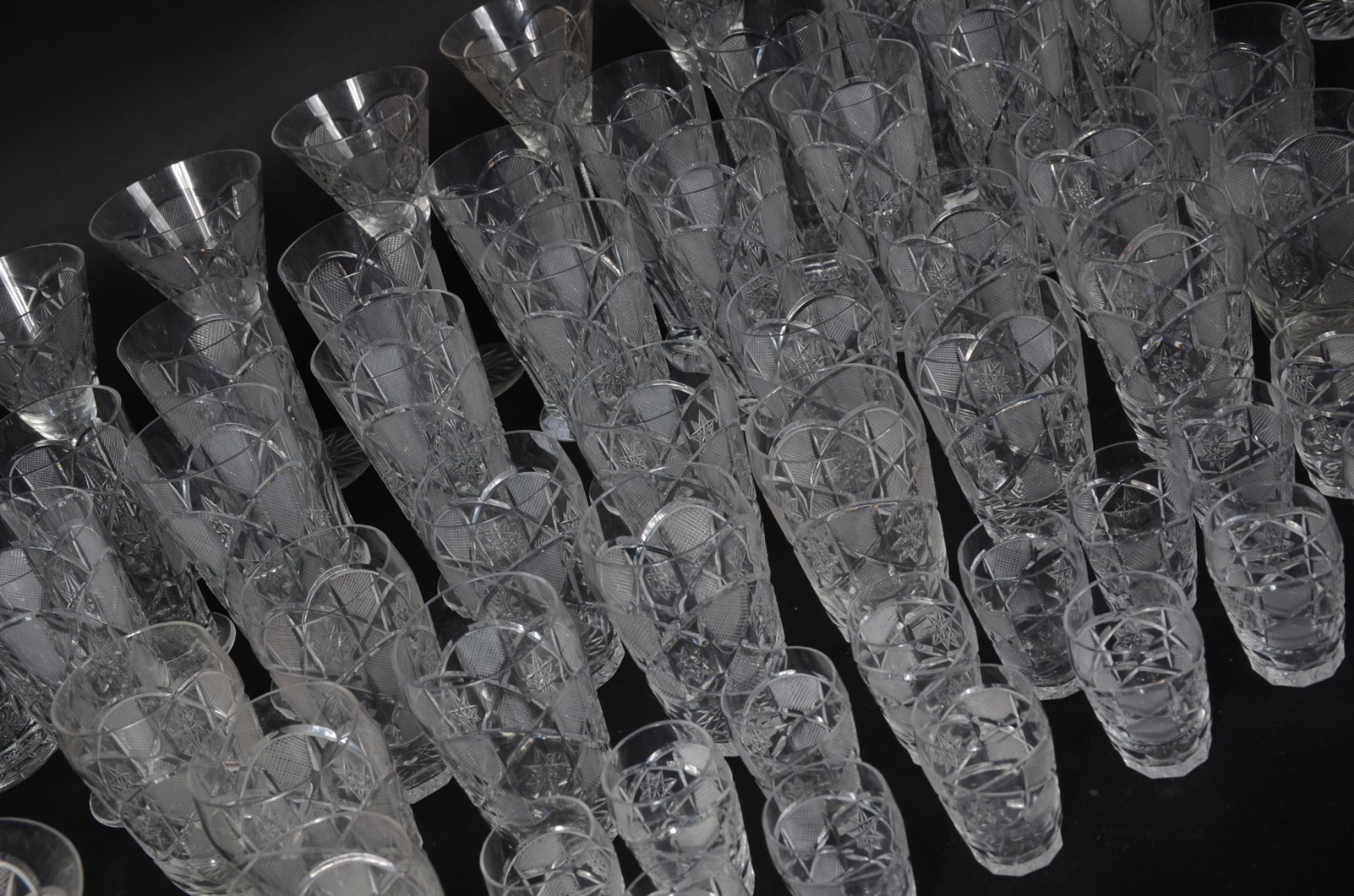 Serviço de cristal tcheco lapidado, composto de: 6 copos para long... - foto 6 de 9