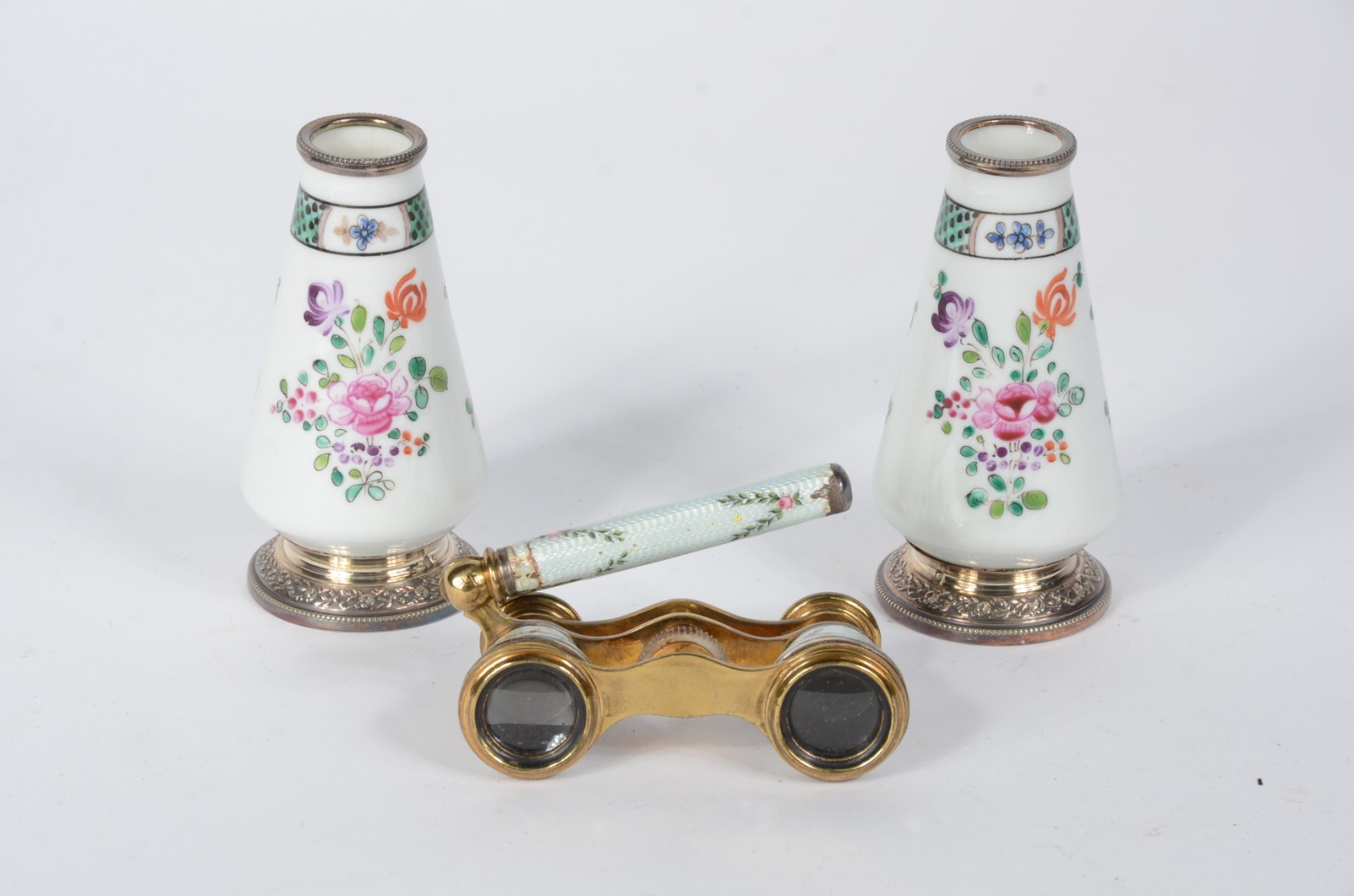 Tres peças diversas, sendo: Par de vasos de porcelana oriental com... - foto 1 de 8