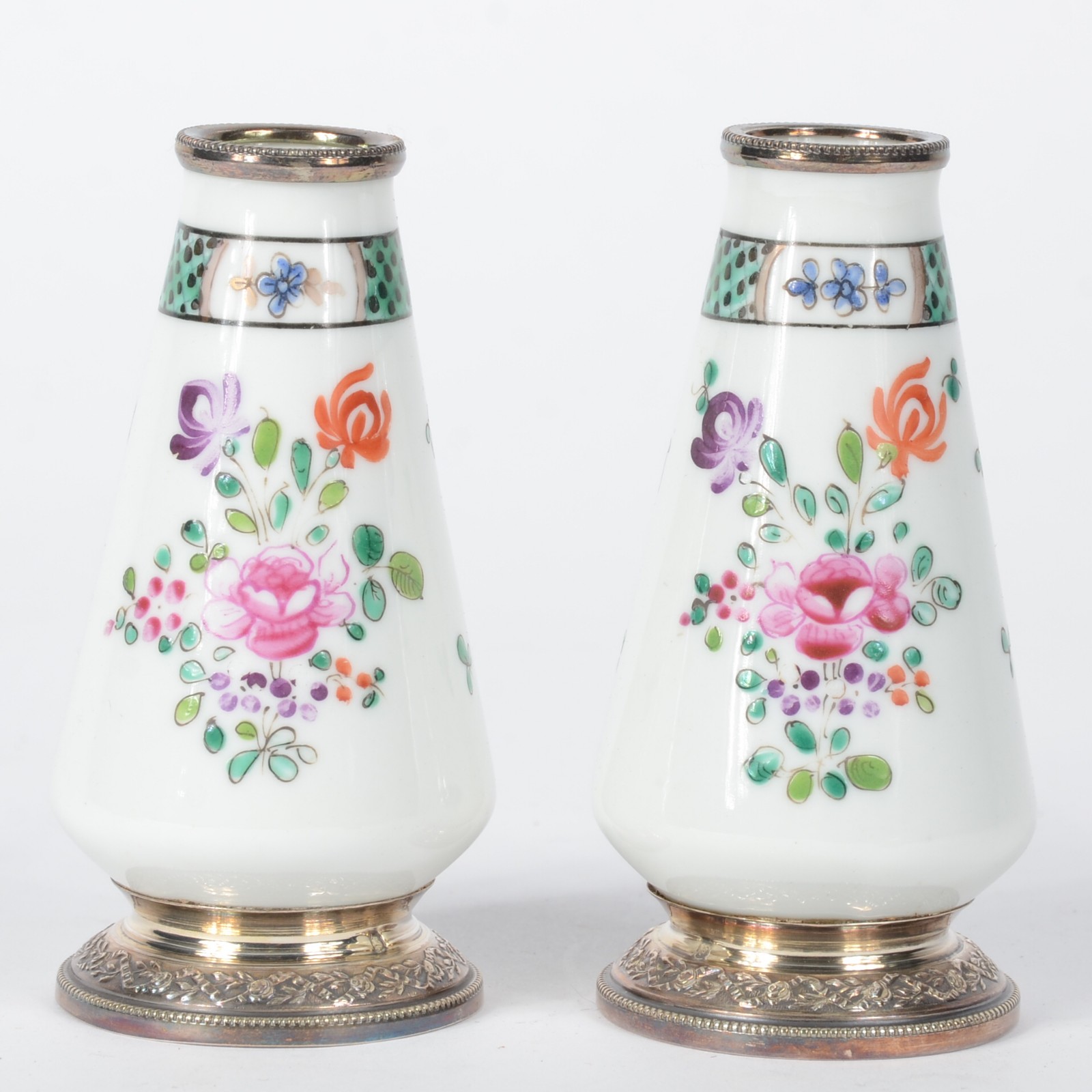 Tres peças diversas, sendo: Par de vasos de porcelana oriental com... - foto 2 de 8