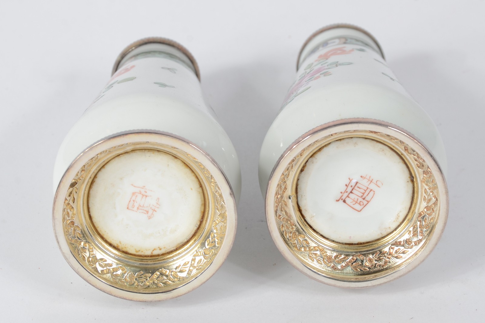 Tres peças diversas, sendo: Par de vasos de porcelana oriental com... - foto 6 de 8