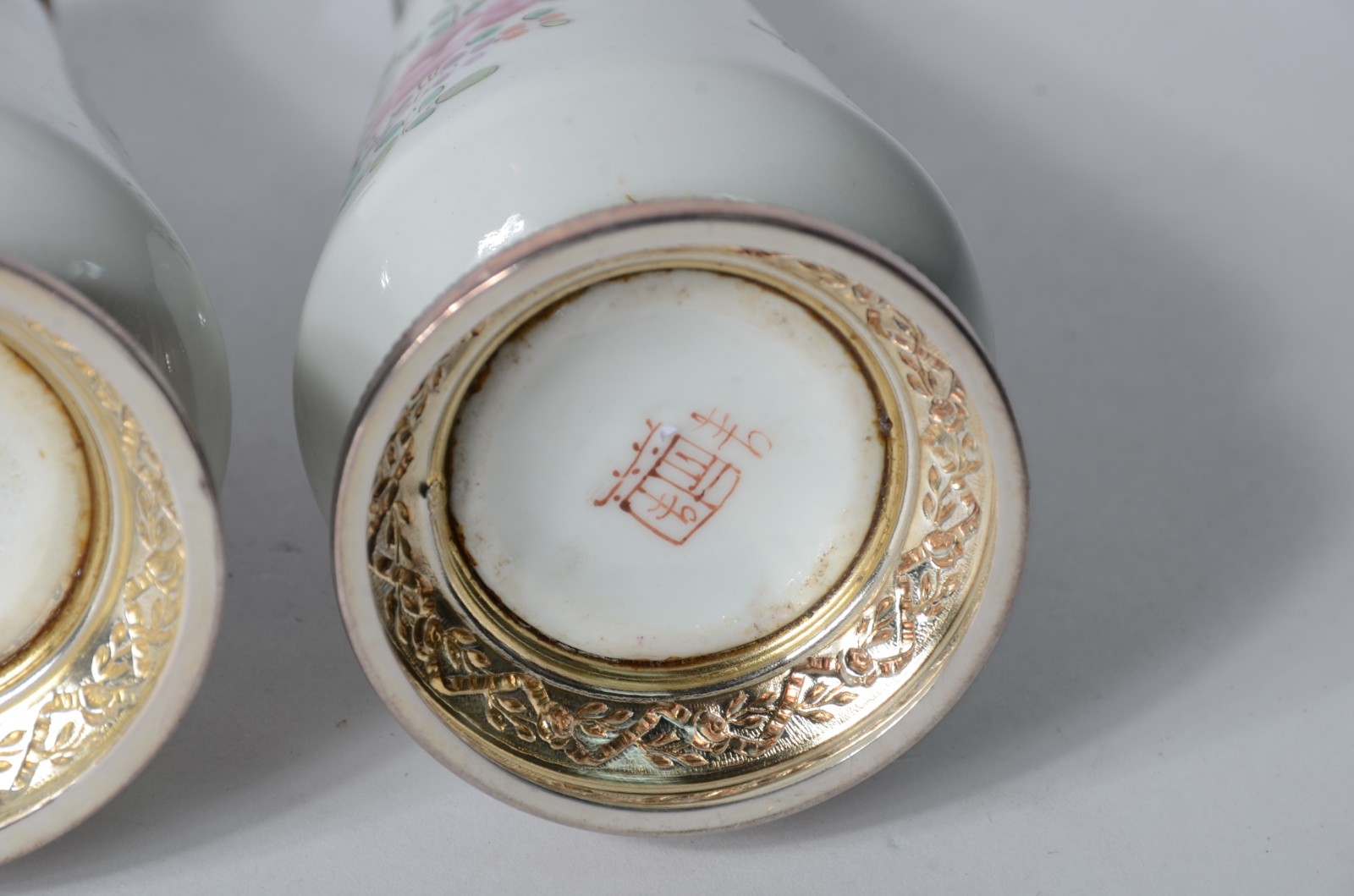 Tres peças diversas, sendo: Par de vasos de porcelana oriental com... - foto 8 de 8