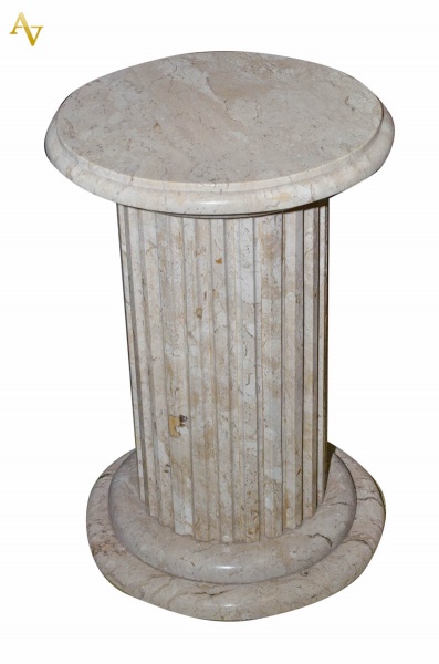 Coluna de mármore bege Bahia. Altura 64 cm.