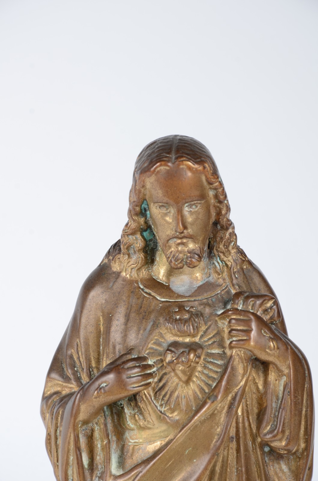 Estatueta de bronze representando Sagrado Coração de Jesus, assinado... - foto 3 de 9