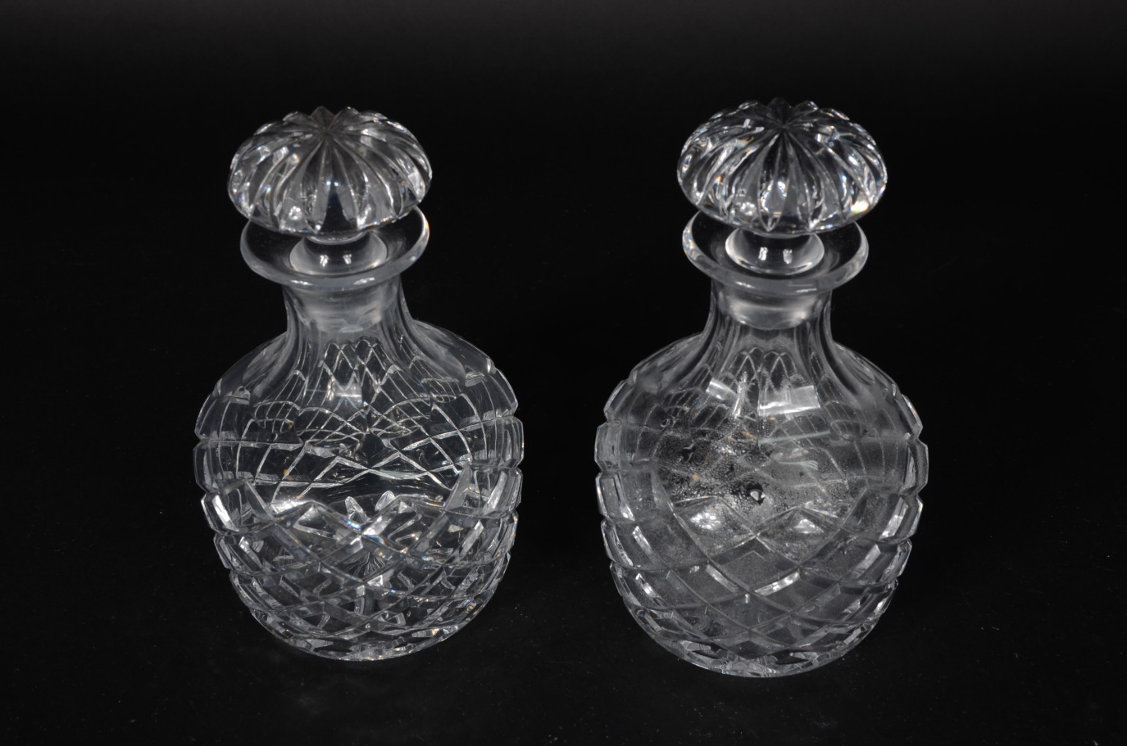 Par de licoreiras de cristal tcheco lapidado (uma com mofo). - foto 2 de 6