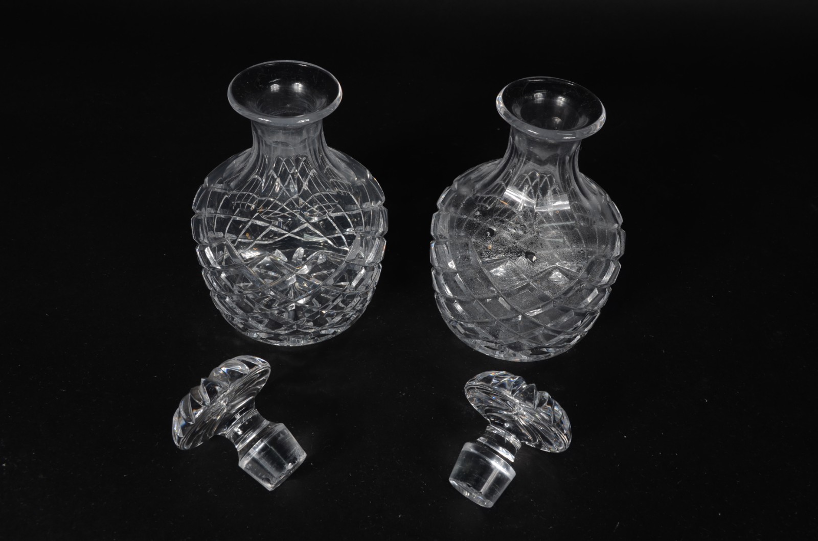 Par de licoreiras de cristal tcheco lapidado (uma com mofo). - foto 3 de 6