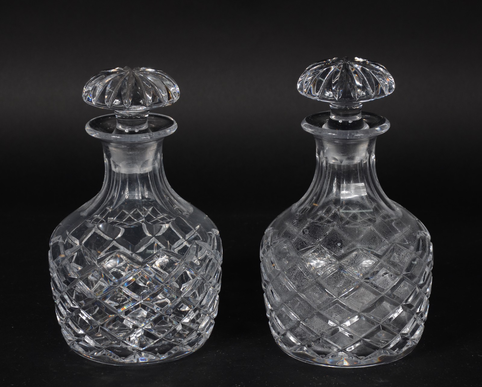 Par de licoreiras de cristal tcheco lapidado (uma com mofo). - foto 1 de 6