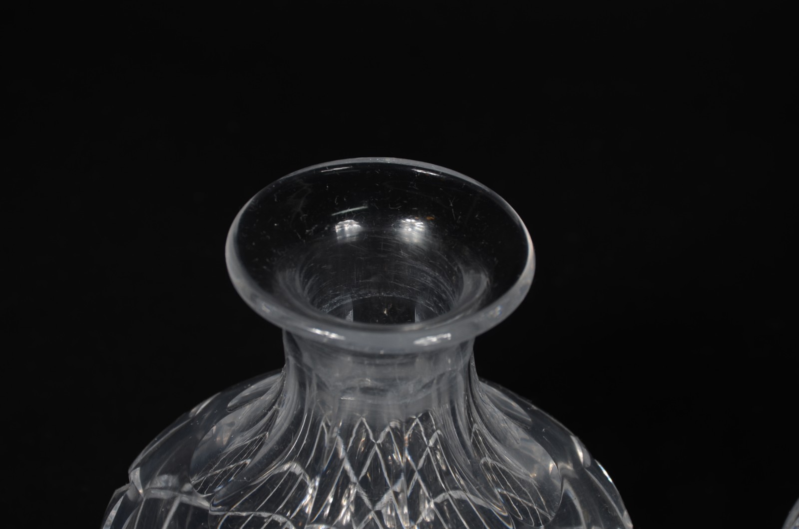 Par de licoreiras de cristal tcheco lapidado (uma com mofo). - foto 4 de 6