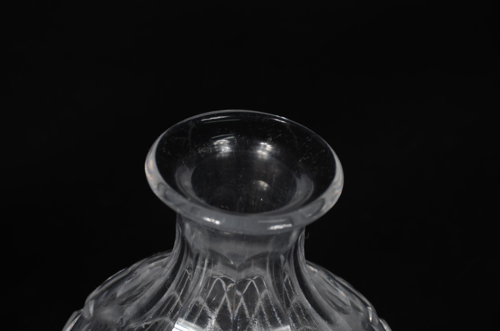 Par de licoreiras de cristal tcheco lapidado (uma com mofo). - foto 5 de 6