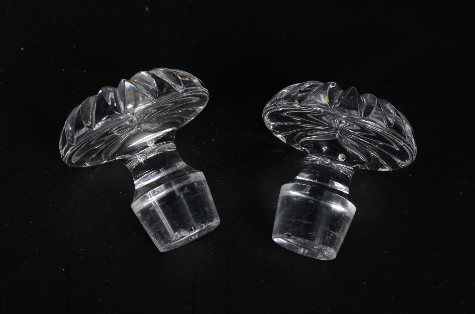 Par de licoreiras de cristal tcheco lapidado (uma com mofo). - foto 6 de 6