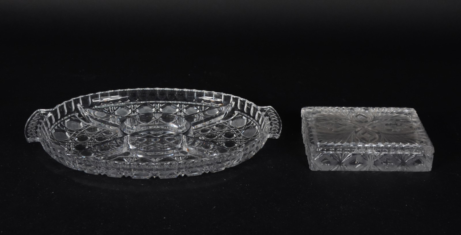 Duas peças de cristal lapidado, sendo porta petiscos e caixa para... - foto 1 de 6