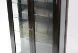 Vitrine de madeira nobre com 2 portas de vidro ... - Vitrine de madeira nobre com 2 portas de vidro e prateleiras internas. Tampo com imperfeições e ondulados, folheado soltando.