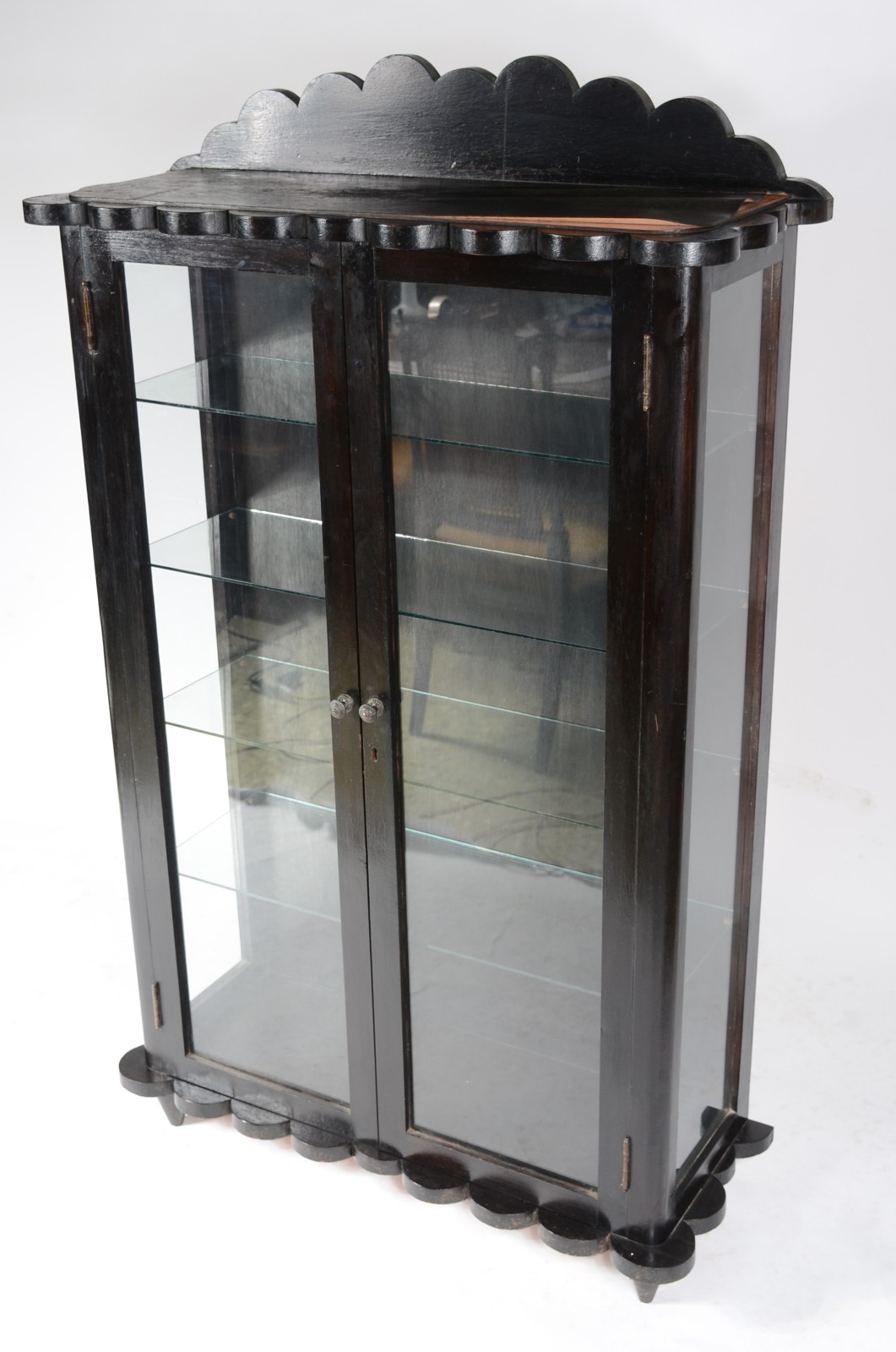Vitrine de madeira nobre com 2 portas de vidro e prateleiras... - foto 1 de 7