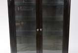 Vitrine de madeira nobre com 2 portas de vidro ... - Vitrine de madeira nobre com 2 portas de vidro e prateleiras internas. Tampo com imperfeições e ondulados, folheado soltando.