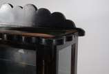 Vitrine de madeira nobre com 2 portas de vidro ... - Vitrine de madeira nobre com 2 portas de vidro e prateleiras internas. Tampo com imperfeições e ondulados, folheado soltando.