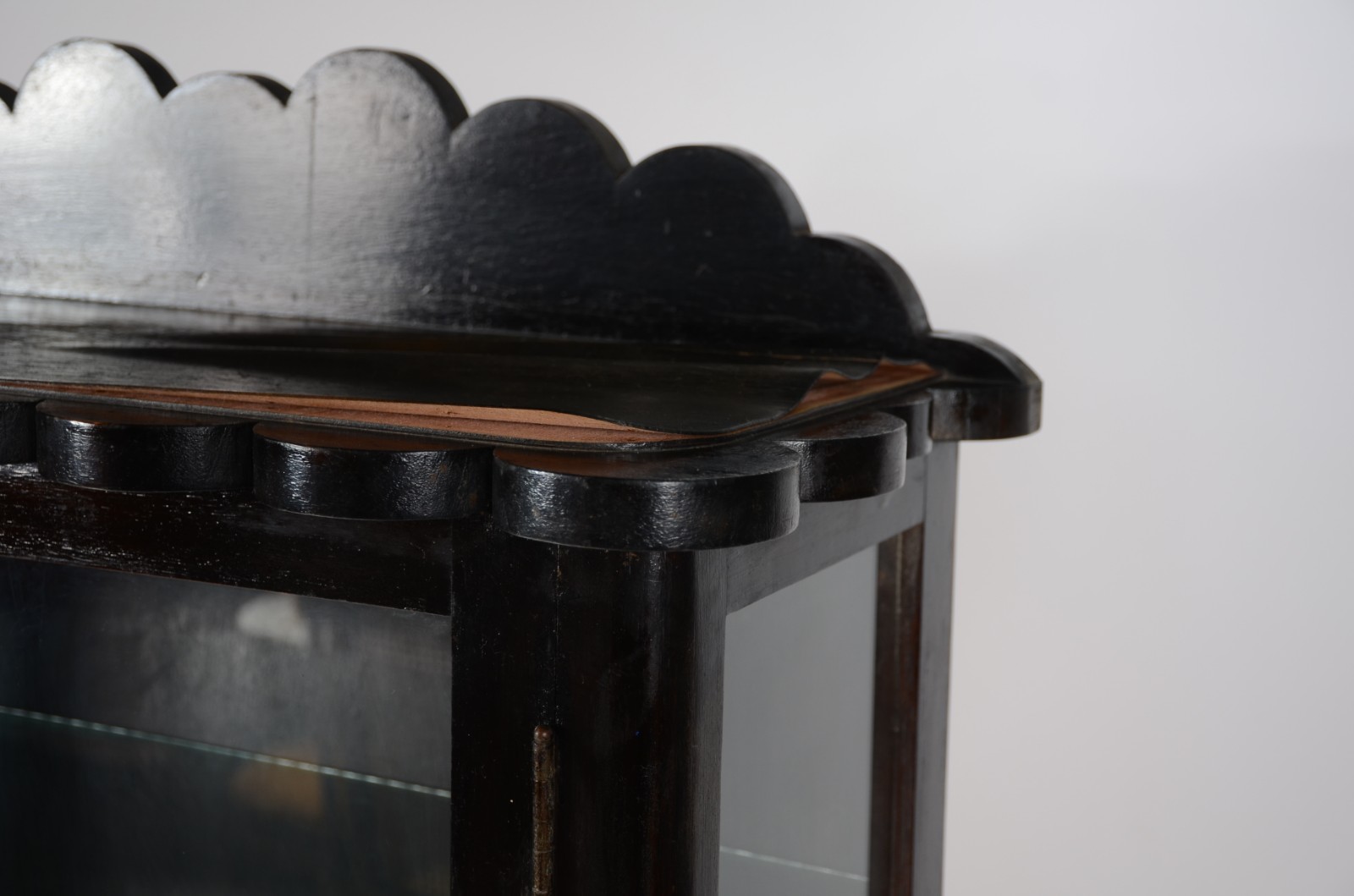 Vitrine de madeira nobre com 2 portas de vidro e prateleiras... - foto 3 de 7