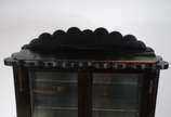 Vitrine de madeira nobre com 2 portas de vidro ... - Vitrine de madeira nobre com 2 portas de vidro e prateleiras internas. Tampo com imperfeições e ondulados, folheado soltando.