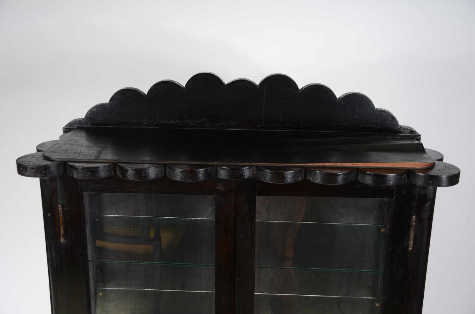 Vitrine de madeira nobre com 2 portas de vidro e prateleiras... - foto 4 de 7