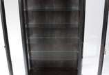 Vitrine de madeira nobre com 2 portas de vidro ... - Vitrine de madeira nobre com 2 portas de vidro e prateleiras internas. Tampo com imperfeições e ondulados, folheado soltando.