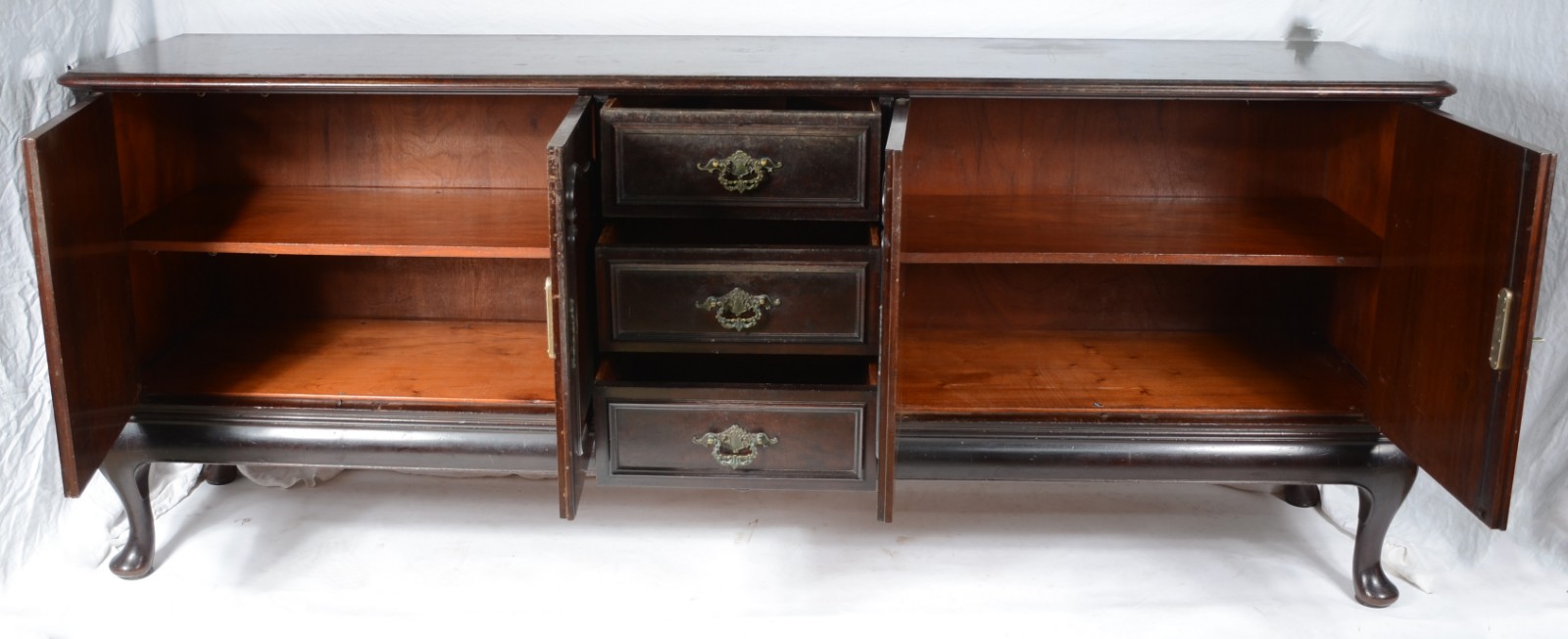 Movel buffet de madeira nobre estilo Chipendale, tres gavetas... - foto 3 de 7