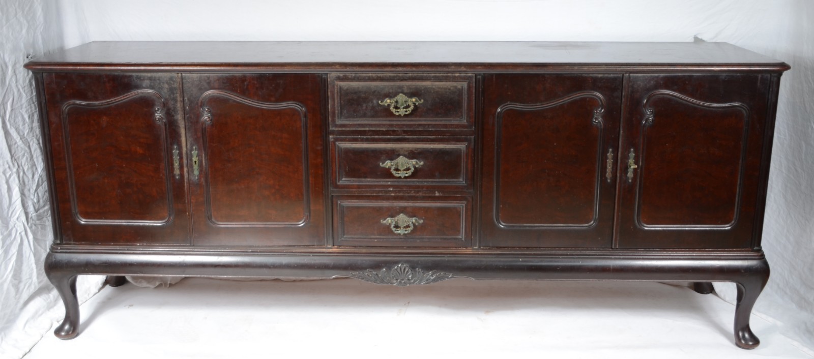 Movel buffet de madeira nobre estilo Chipendale, tres gavetas... - foto 2 de 7