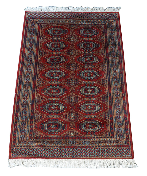 Tapete Pakistan Boukara. Medidas 1,91 x 1,25 m (partes rapé).