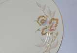 Rosenthal (1907),  - Aparelho de jantar de porcelana alemã Rosenthal, na cor bege com flores em tons de cinza e realces dourados, composto de: 24 pratos rasos (3 lascados)