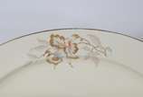 Rosenthal (1907),  - Aparelho de jantar de porcelana alemã Rosenthal, na cor bege com flores em tons de cinza e realces dourados, composto de: 24 pratos rasos (3 lascados)