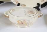 Rosenthal (1907),  - Aparelho de jantar de porcelana alemã Rosenthal, na cor bege com flores em tons de cinza e realces dourados, composto de: 24 pratos rasos (3 lascados)
