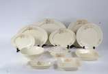 Rosenthal (1907),  - Aparelho de jantar de porcelana alemã Rosenthal, na cor bege com flores em tons de cinza e realces dourados, composto de: 24 pratos rasos (3 lascados)