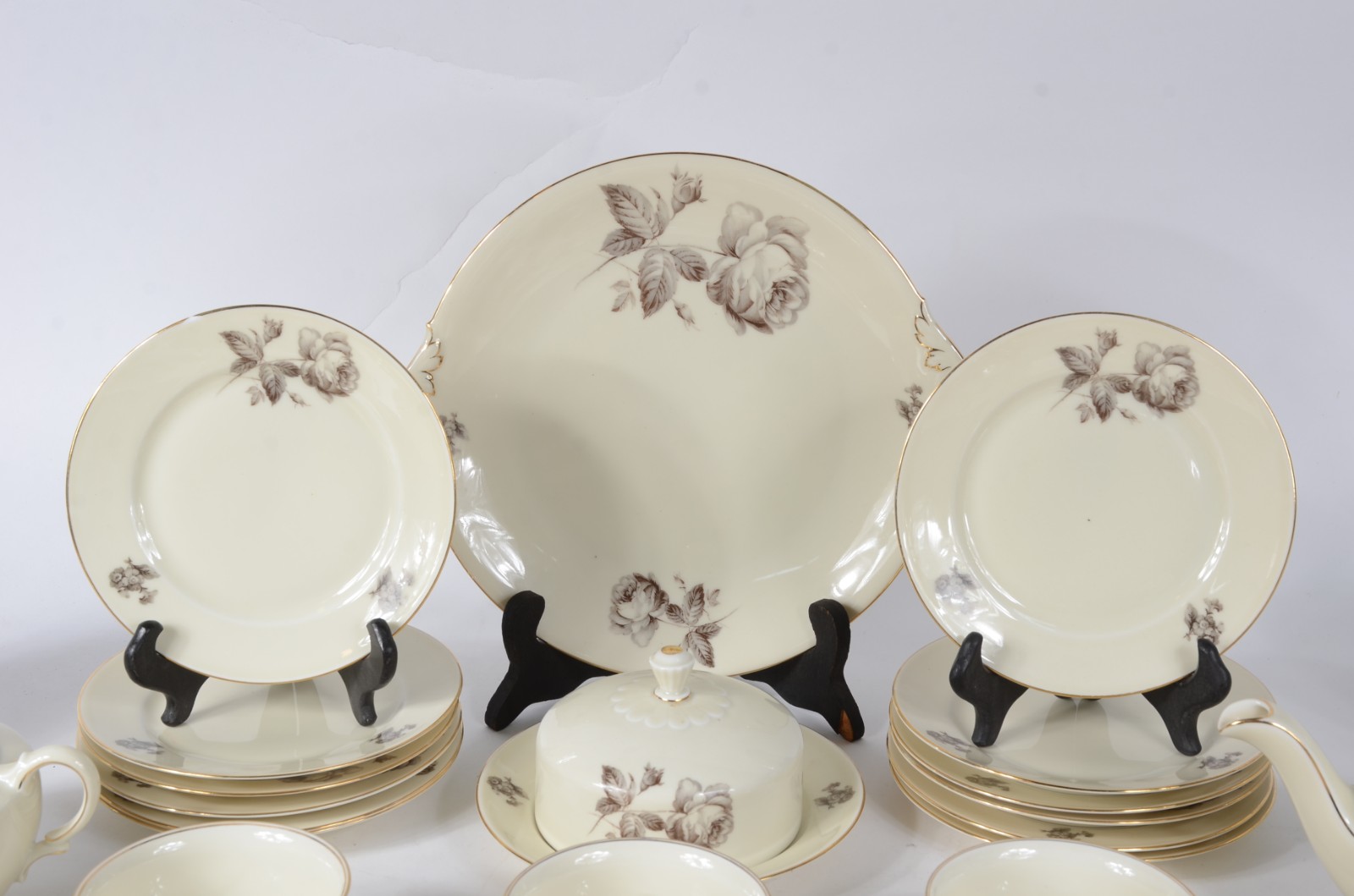 Serviço de chá e café de porcelana tcheca, decorado com flores em... - foto 2 de 8