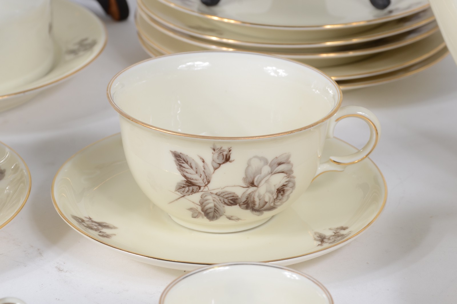 Serviço de chá e café de porcelana tcheca, decorado com flores em... - foto 3 de 8